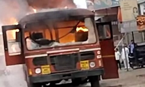 மராத்தா இடஒதுக்கீடு போராட்டம்: பஸ் எரிப்பு - பதட்டம்