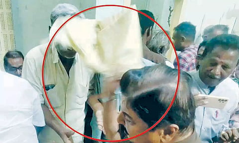 சால்வை அணிவிக்க முயன்ற முதியவர்... தட்டிவிட்ட சிவக்குமார்