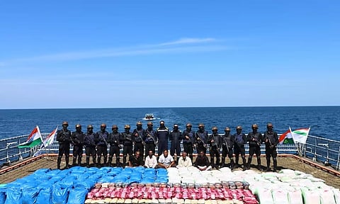 போர்பந்தர் அருகே ரூ.2000 கோடி போதைப்பொருள் பறிமுதல்: இந்திய கடற்படை அதிரடி