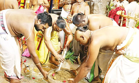 சீனிவாசமங்காபுரம் கோவிலில் பிரம்மோற்சவ விழா கொடியேற்றம்