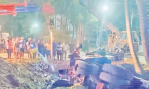 ஆட்டோ மீது லாரி மோதி தாய்-மகன் உள்பட 3 பேர் பலி