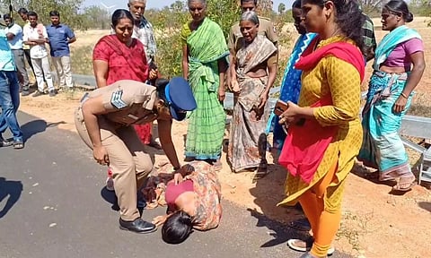 போராட்டத்தின்போது மயங்கி விழுந்த மூதாட்டி