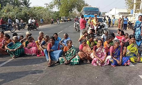 மூணாம்பள்ளியில் மயான ஆக்கிரமிப்பை அகற்றக்கோரி பொதுமக்கள் சாலை மறியல்