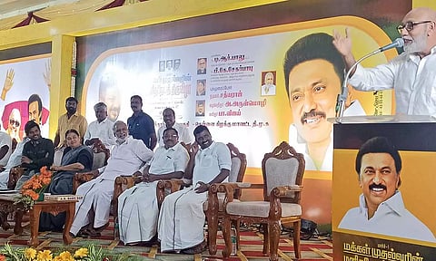 கூட்டத்தில் நடிகர் சத்யராஜ் கலந்து கொண்டு பேசினார். அருகில் அமைச்சர் பி.கே.சேகர்பாபு உள்ளார்.
