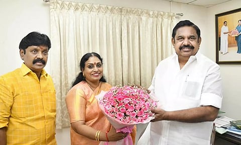 அ.தி.மு.க.வில் இணைந்தார் சிம்லா முத்துச்சோழன்