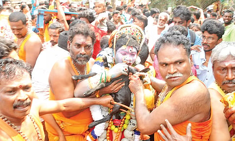 சேலத்தில் மயான கொள்ளை நிகழ்ச்சி: பக்தர்கள் ஆக்ரோஷமாக ஊர்வலம்