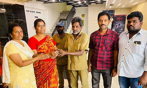 சினிமா தியேட்டரில் தவறவிட்ட தங்ககாப்பை குப்பையில் கண்டுடெடுத்த மாநகராட்சி தூய்மை பணியாளர்கள்