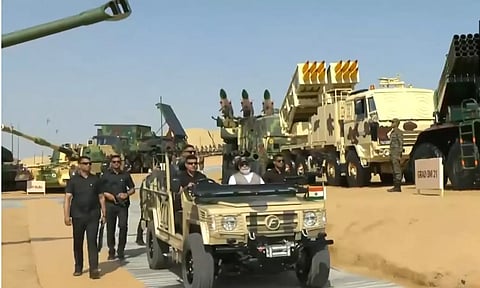 பொக்ரானில் முப்படைகளின் போர் பயிற்சி: நேரில் பார்வையிட்ட பிரதமர் மோடி