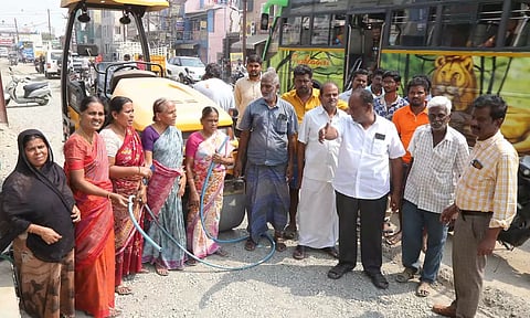 2000 வீடுகளின் குடிநீர் குழாய்கள் உடைப்பால் திருப்பூரில் சாலை பணியை தடுத்து நிறுத்திய பொதுமக்கள்