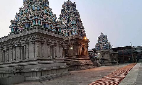 சென்னிமலை முருகன் கோவிலில் பக்தர்களுக்கு வெயிலின் தாக்கத்தை குறைக்க மேட் விரிப்பு