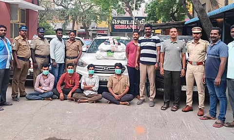வாலாஜா அருகே சென்னைக்கு கடத்திய 3 டன் குட்கா பறிமுதல்: 4 பேர் கைது