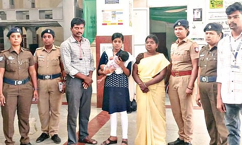 பசியால் அழுது துடித்த கைக்குழந்தைக்கு தாய்ப்பால் புகட்டிய கோவை இளம்பெண்