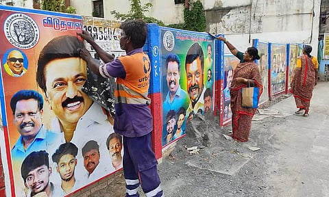 சென்னை நகர தெருக்களில் 10 ஆயிரத்துக்கும் மேற்பட்ட இடங்களில் கட்சிக் கொடிகள், போஸ்டர்கள் அகற்றம்