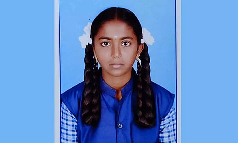 தந்தை இறந்த துக்கத்திலும் தேர்வு எழுதிய பிளஸ்-1 மாணவி
