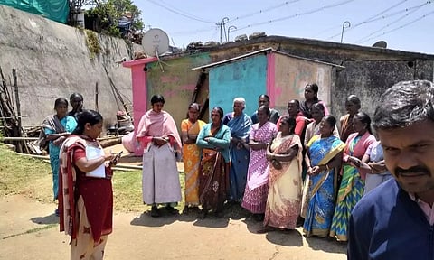 நிரந்தர வீடுகள் கட்டி தர கோரி தேர்தலை புறக்கணிக்க போவதாக பெண்கள் போராட்டம்