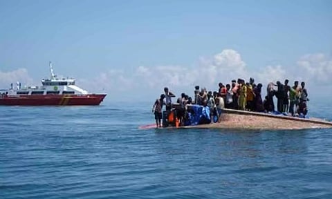 இந்தோனேஷியாவில் அகதிகள் படகு கடலில் கவிழ்ந்தது- 60 பேர் மீட்பு