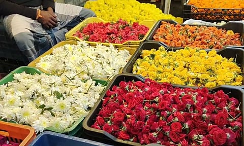 பங்குனி உத்திரத்தையொட்டி பூக்கள் விலை கடும் உயர்வு