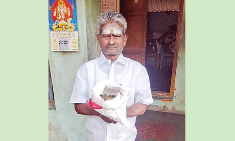 வேட்பு மனு தாக்கல் செய்ய 10 ரூபாய் நாணயங்கள் மூட்டையுடன் வந்த மதுக்கடை ஊழியர்