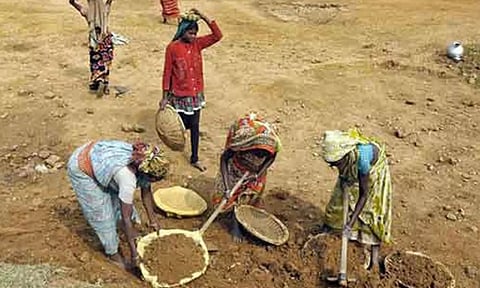 100 நாள் வேலை ஊதியத்தை உயர்த்தியது மத்திய அரசு