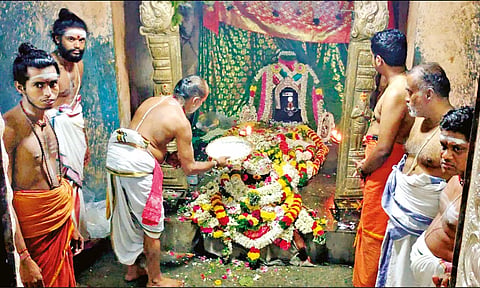 திங்கட்கிழமை இரவு மட்டும் திறக்கும் அதிசிய கோவில்...!