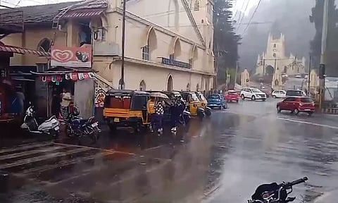 ஊட்டியில் திடீரென மழை பெய்த காட்சி.