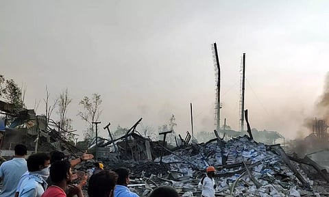 தீ விபத்தில் ரசாயன ஆலை முற்றிலும் எரிந்துள்ள காட்சி.
