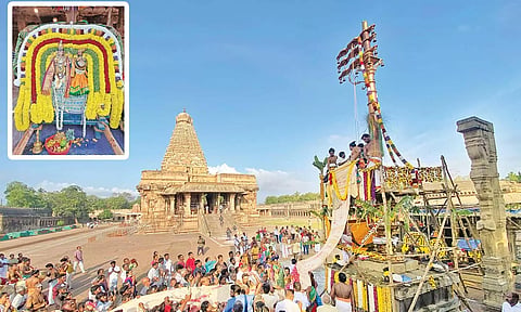 தஞ்சை பெரிய கோவிலில் சித்திரை திருவிழா கொடியேற்றத்துடன் தொடங்கியதை காணலாம்.