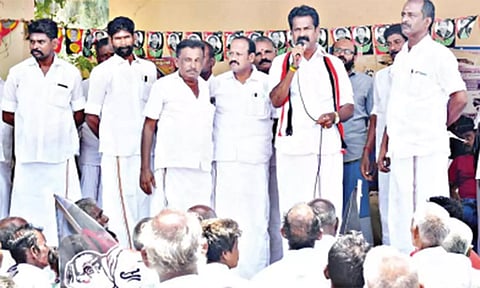 பொய் வாக்குறுதி கொடுத்து மக்களை ஏமாற்றும் தி.மு.க.-வுக்கு பாடம் புகட்ட வேண்டும்