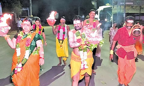 அக்னிசட்டி எடுத்து நேர்த்தி கடன் செலுத்திய நடிகர் கஞ்சா கருப்பு. 