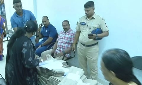 சென்னை காவல்துறையில் பணிபுரியும் 19 ஆயிரம் போலீசார் தபால் ஓட்டு போடும் பணி இன்று தொடங்கியது