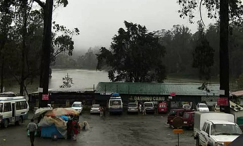 கொடைக்கானலில் வெப்பத்தை தணித்த திடீர் மழையால் சுற்றுலா பயணிகள் உற்சாகம்