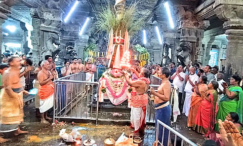 கொடியேற்றத்தை தொடர்ந்து கொடிமரத்துக்கு சிறப்பு தீபாராதனை நடந்தபோது எடுத்தபடம்