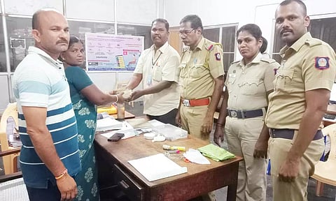 வியாபாரிகள் கொண்டு சென்ற ரூ.3.32 லட்சம் பறிமுதல்