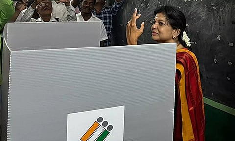 தேர்தலில் போட்டியிடும் அனைவரும் என் சகோதரர்கள்தான்- ஓட்டு போட்ட பின் சவுமியா அன்புமணி பேட்டி