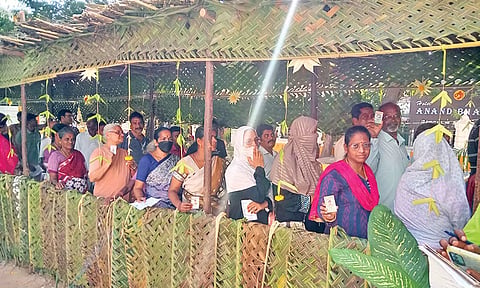 புதுச்சேரியில் பசுமை வாக்குச்சாவடி வாக்காளர்களுக்கு கேழ்வரகு கூழ்