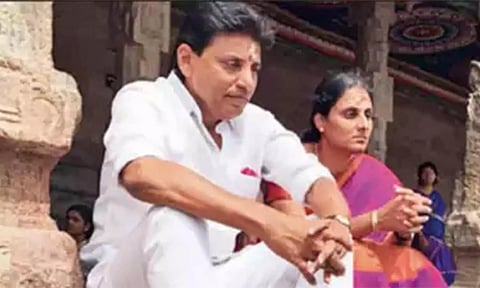 கணவரை எதிர்த்து சுயேட்சையாக மனைவி போட்டி