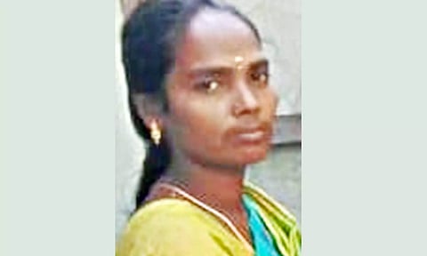 வாக்குச்சாவடியில் பெண் தன்னார்வலர் மயங்கி விழுந்து உயிரிழப்பு