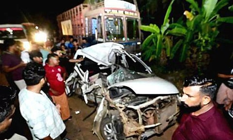 கார்-லாரி நேருக்குநேர் மோதல்: சிறுவன் உள்பட 5 பேர் பலி
