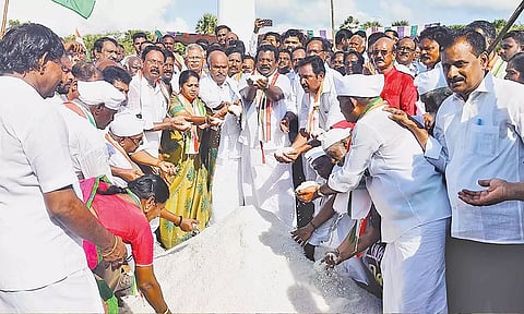 நினைவு ஸ்தூபியில் தமிழக காங்கிரஸ் தலைவர் செல்வபெருந்தகை, முன்னாள் தலைவர் தங்கபாலு மற்றும் பலர் உப்பு அள்ளிய காட்சி.
