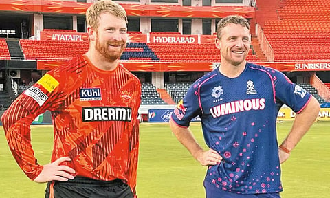 பயிற்சியின்போது ஜாலியாக போஸ் கொடுக்கும் அதிரடி வீரர்கள் கிளாசென் (ஐதராபாத்), ஜோஸ் பட்லர் (ராஜஸ்தான்).