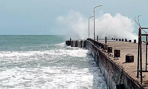 தனுஷ்கோடியில் சூறாவளியுடன் கடல் சீற்றம்: மீனவர்களுக்கு எச்சரிக்கை