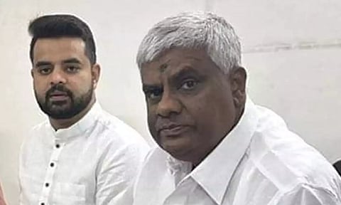 பெண் கடத்தல் வழக்கு: இரவு முழுவதும் நாற்காலியில் அமர்ந்து உறங்கிய ரேவண்ணா!