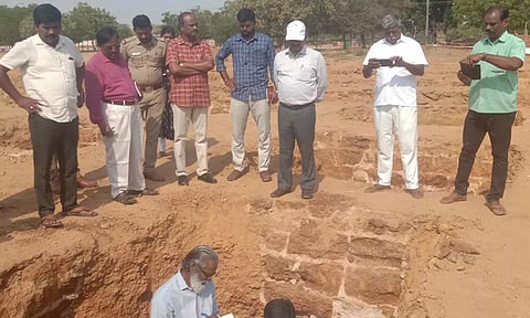ஐகோர்ட் உத்தரவு எதிரொலி- வடலூர் வள்ளலார் சர்வதேச மையத்தில் தொல்லியல் துறையினர் ஆய்வு