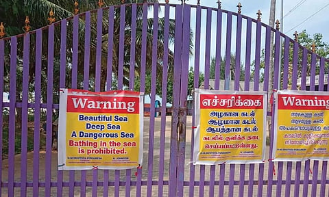 லெமூர் கடற்கரை நுழைவு வாயில் மூடப்பட்டு எச்சரிக்கை பலகை வைக்கப்பட்டிருந்த காட்சி