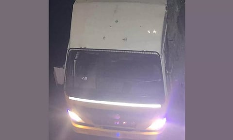 சித்தோடு அருகே 800 கிலோ தங்க நகைகளை கொண்டு சென்ற வேன் கவிழ்ந்து விபத்து