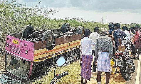 டிரைவர் செல்போனில் பேசியபடி ஓட்டியதால் தலைகுப்புற கவிழ்ந்த பஸ்: 20 பயணிகள் படுகாயம்