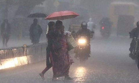 சேலத்தில் காலையில் வெயில், பிற்பகலில் தொடரும் மழை