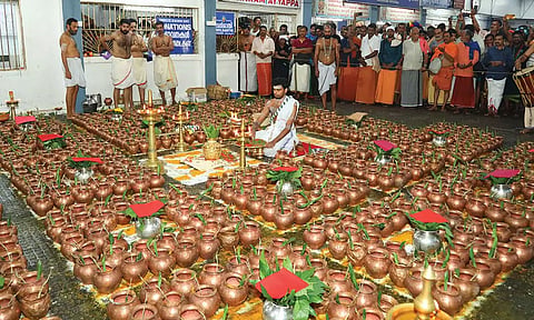சபரிமலையில் சகஸ்ர கலச பூஜை நடைபெற்றதை காணலாம்.