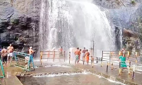 பழைய குற்றாலம் அருவியில் இன்று காலையில் சுற்றுலா பயணிகள் குளித்து மகிழ்ந்த காட்சி.