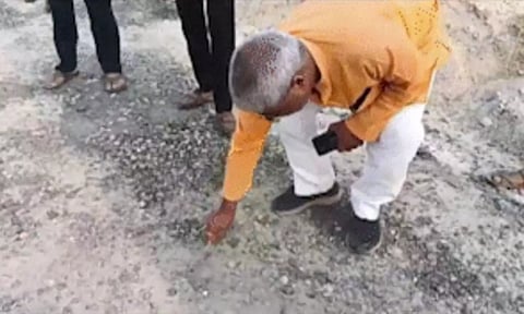 பேனாவால் கீறி தார்ச்சாலையின் தரத்தை ஆய்வுசெய்த எம்.எல்.ஏ.